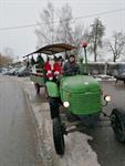 Eine Gruppe von Menschen, die auf einem grünen Traktor fahren