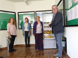 Edith Hartl, Elisabeth Goldmann, Irene Turner und Bürgermeister Wolfram Moshammer vor dem Kühlschrank